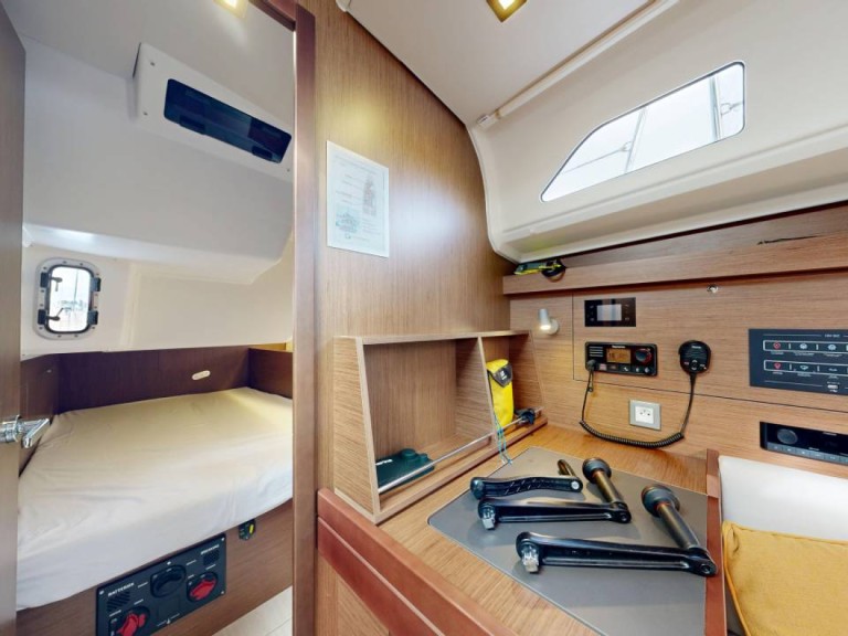 Yacht charter Saint-Quay-Portrieux cheap Oceanis 40.1