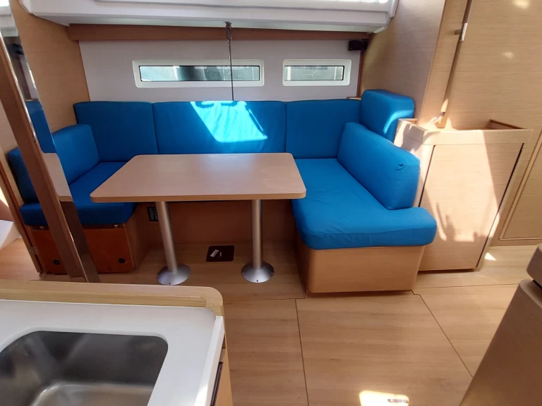 Sailboat rental in Castiglioncello - Jeanneau Sun Odyssey 440 - 4 cabine - 2 bagni