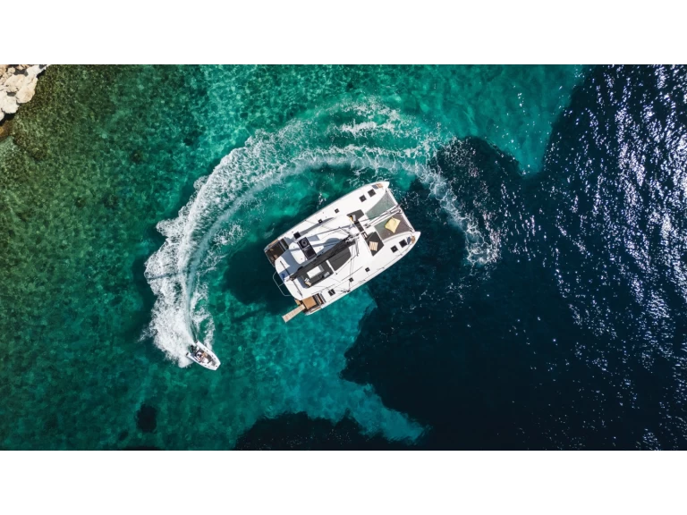 Yacht charter Lefkáda cheap Lagoon 43
