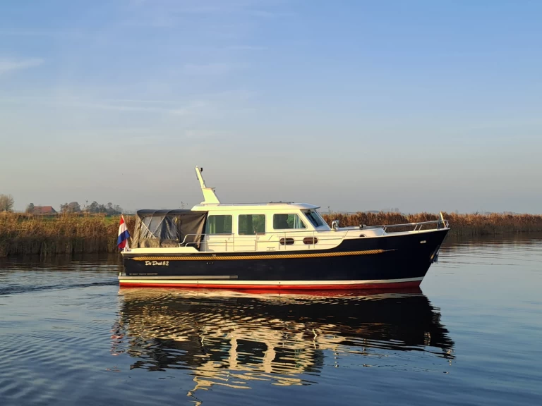 Bareboat Rental Motorboat De Drait with a boat licence