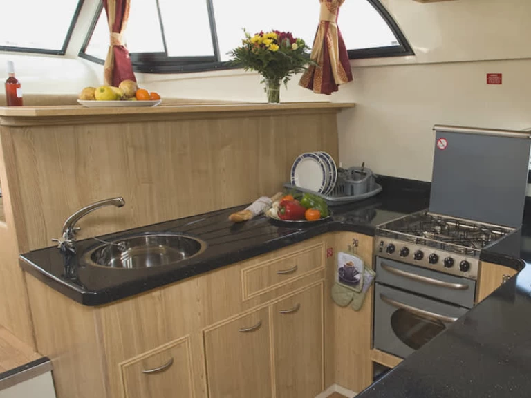 Motorboat rental with or without captain Le Boat Trèbes