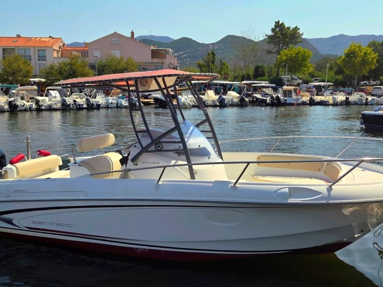 Bénéteau Flyer 750 Open charter bareboat or captained in  Saint-Florent