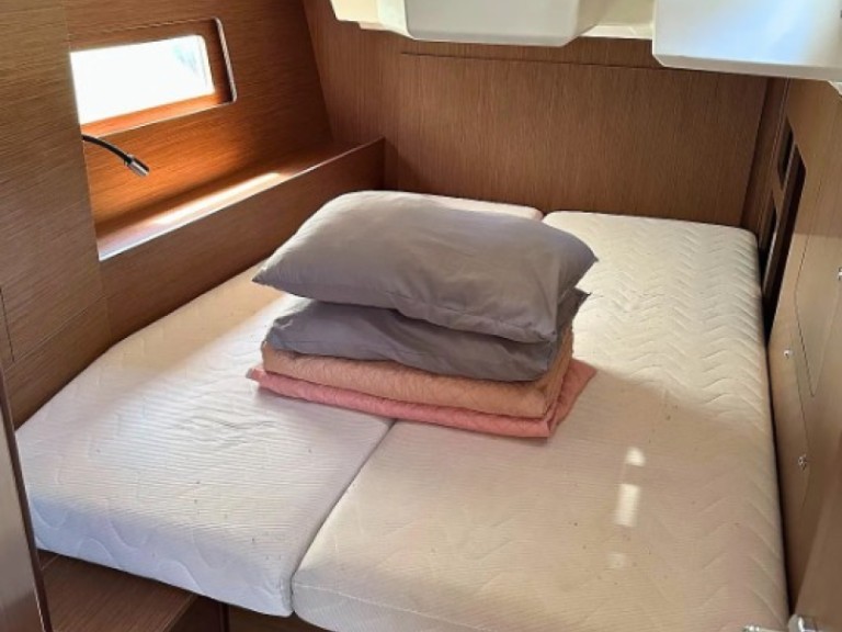 Sailboat for rent Alimos at the best price