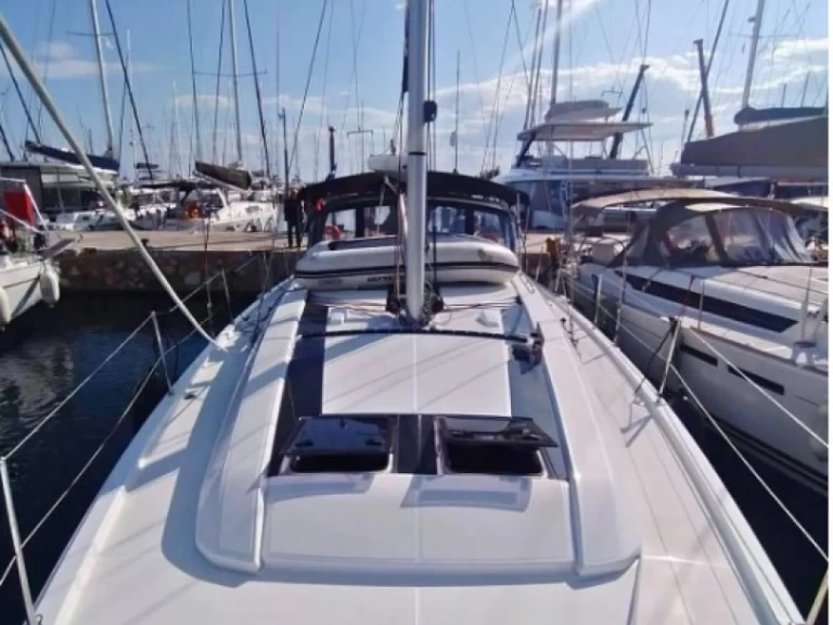 Bénéteau Oceanis 46.1 charter bareboat or captained in  Alimos