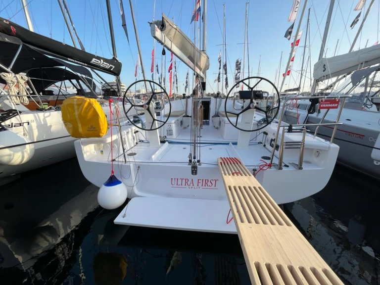 Rent a Bénéteau First 36 Split