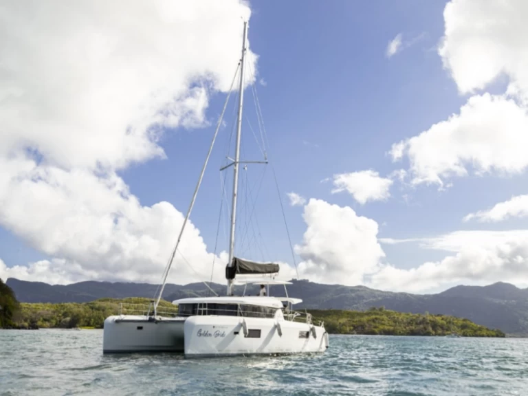 Yacht charter Mahé cheap Lagoon 42