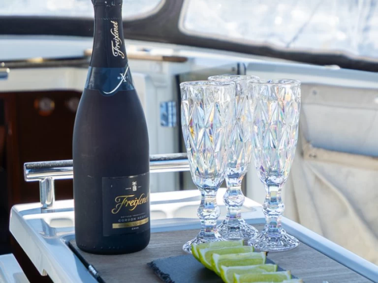 Rent a Bénéteau Oceanis 38.1 Pula