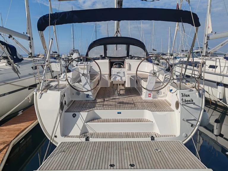 Rent a Bavaria Cruiser 46 Drage