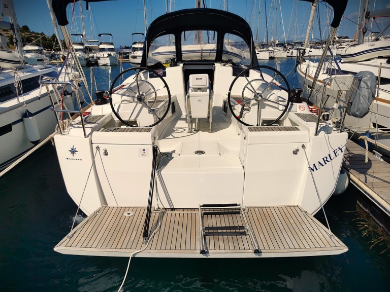 Jeanneau Sun Odyssey 419 charter bareboat or captained in  Drage