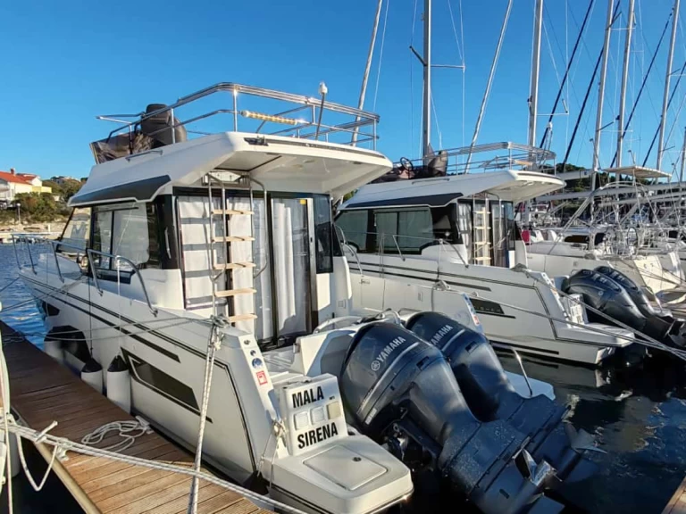 Jeanneau Merry Fisher 1095 Fly charter bareboat or captained in  Drage