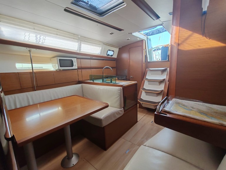 Rent a Jeanneau Sun Odyssey 389 Drage