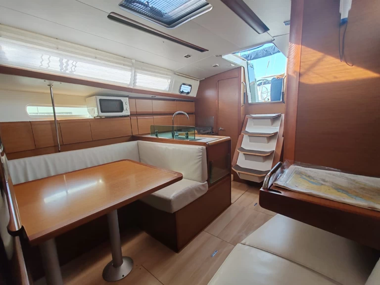 Rent a Jeanneau Sun Odyssey 389 Drage