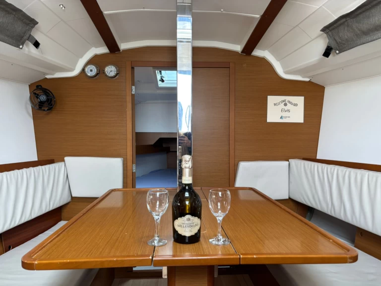 Jeanneau Sun Odyssey 349 in Drage on SamBoat