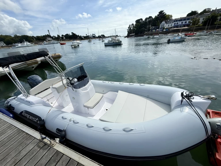 Boat rental Capelli Tempest 630 in Combrit on Samboat
