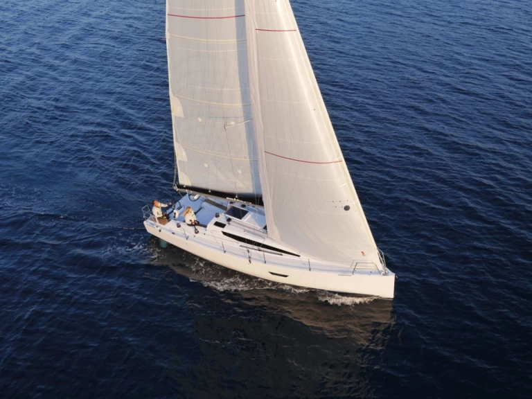 Elan E4 in Betina on SamBoat