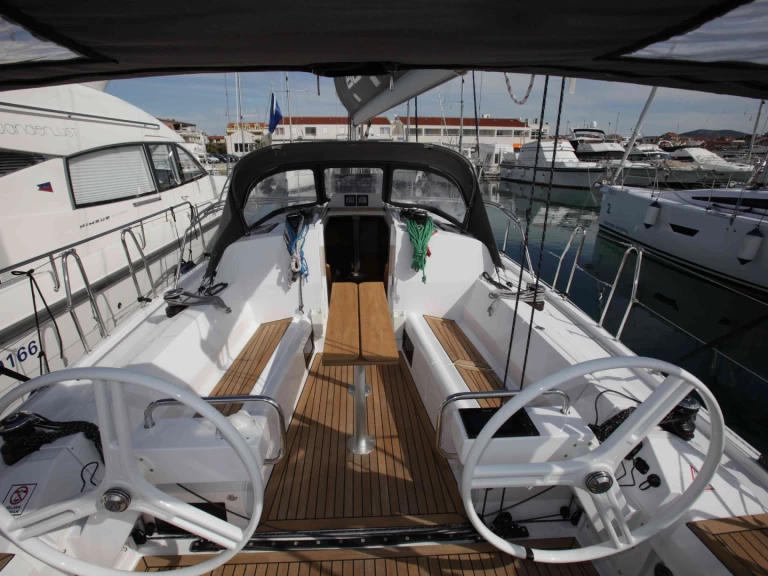 Sailboat rental with or without captain Elan Betina