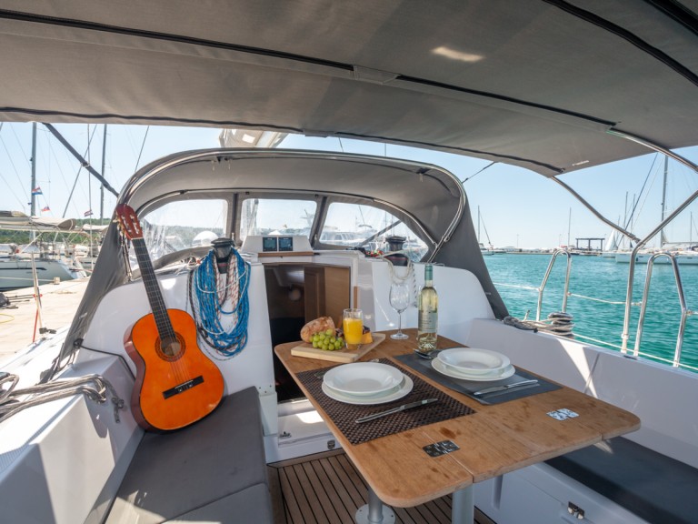 Rent a Elan E4 Betina