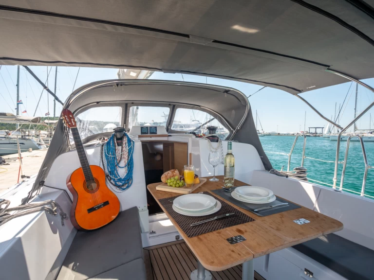 Rent a Elan E4 Betina