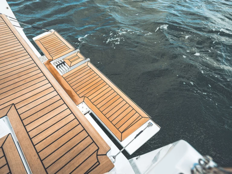 Elan E4 in Betina on SamBoat