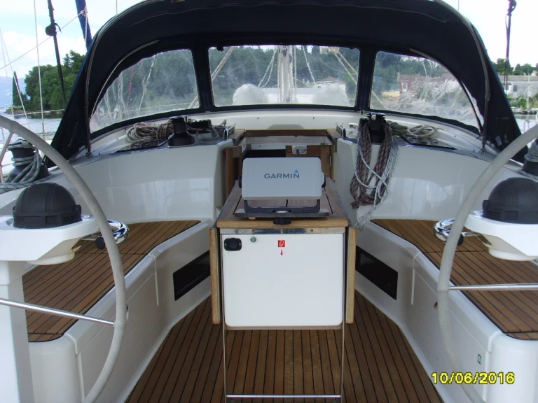 Sailboat for rent Lefkáda at the best price
