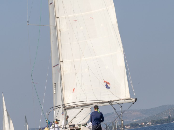Elan E4 in Betina on SamBoat
