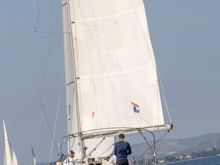 Elan E4 in Betina on SamBoat
