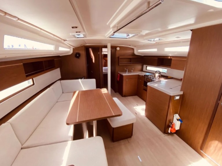 Boat rental Bénéteau Oceanis 40.1 in Lefkáda on Samboat