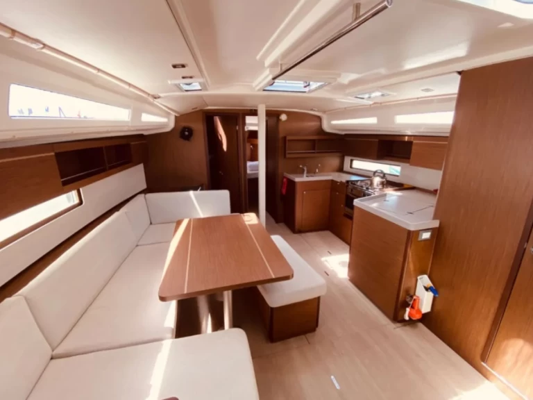 Boat rental Bénéteau Oceanis 40.1 in Lefkáda on Samboat