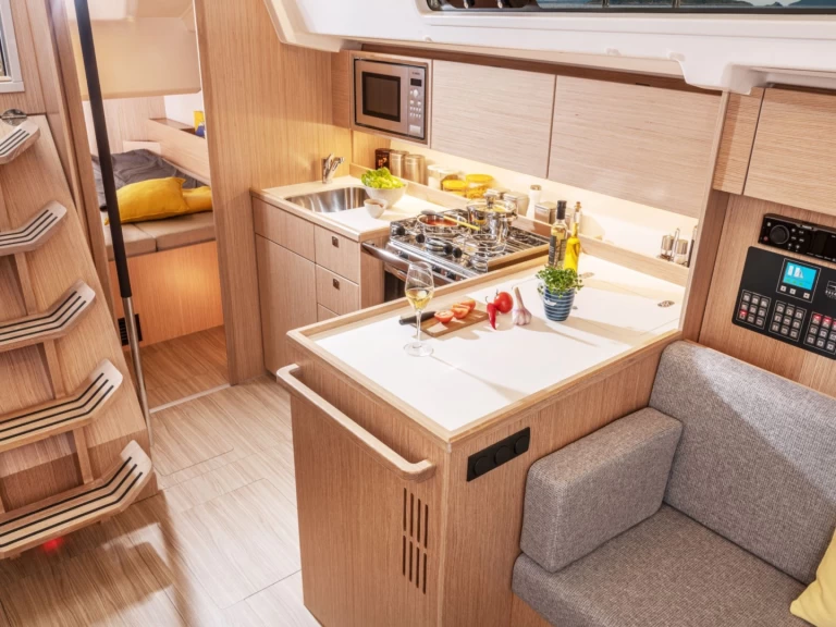 Boat rental Bavaria Bavaria C38 in France on Samboat