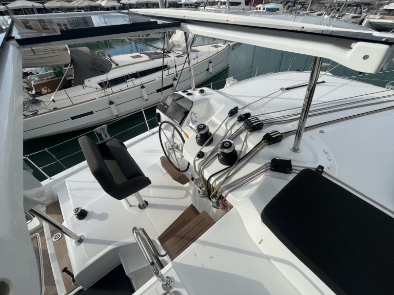 Yacht charter Lefkáda cheap Lagoon 43