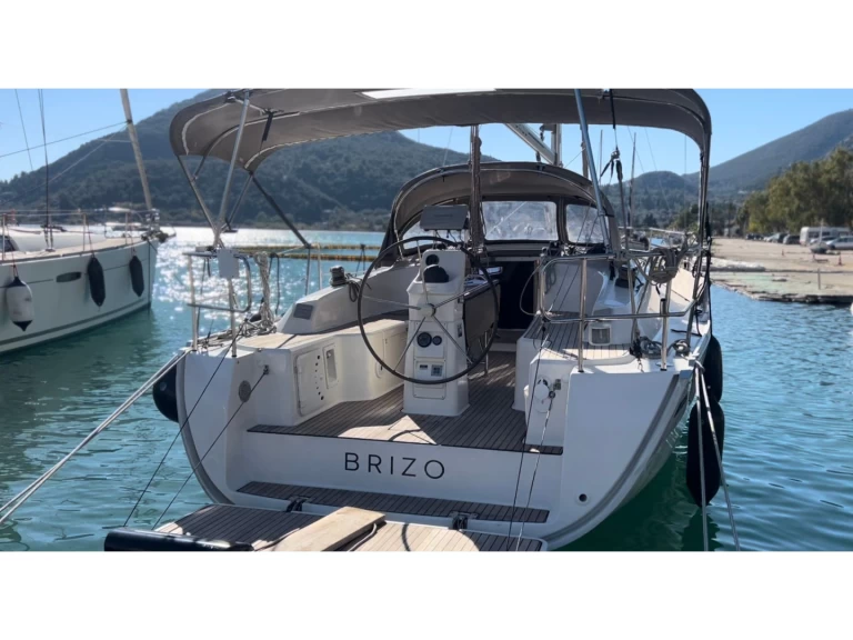 Rent a Bavaria Cruiser 33 Vlycho