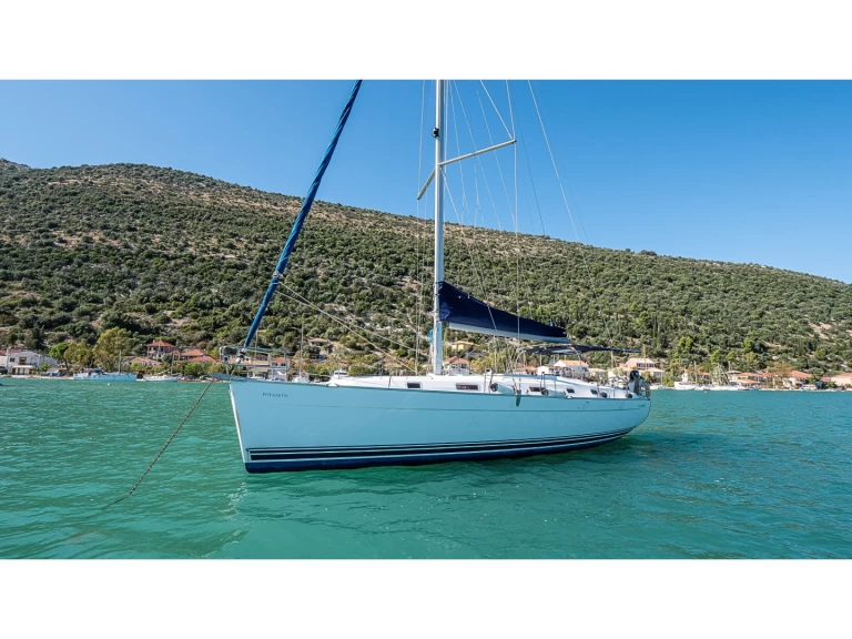 Sailboat rental with or without captain Bénéteau Vlycho