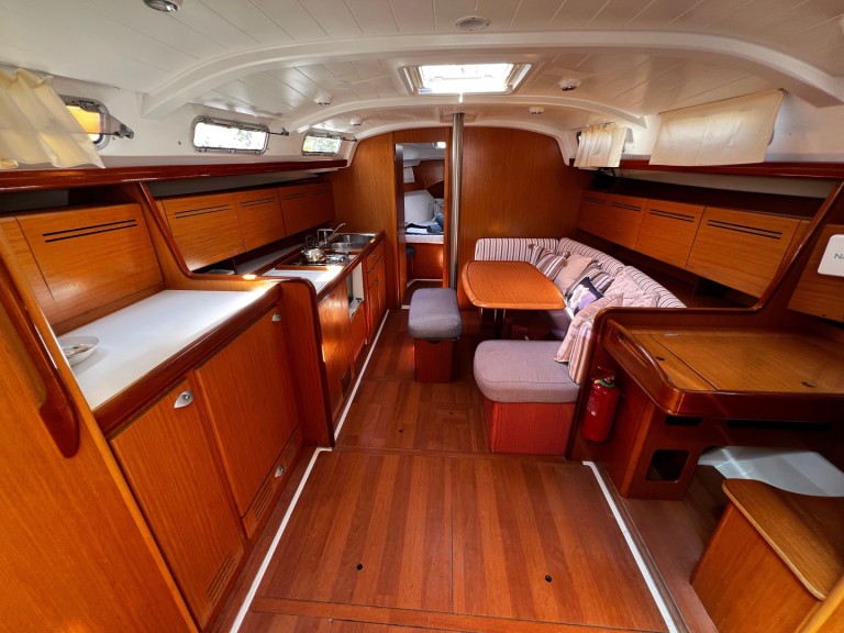 Sailboat rental with or without captain Bénéteau Vlycho