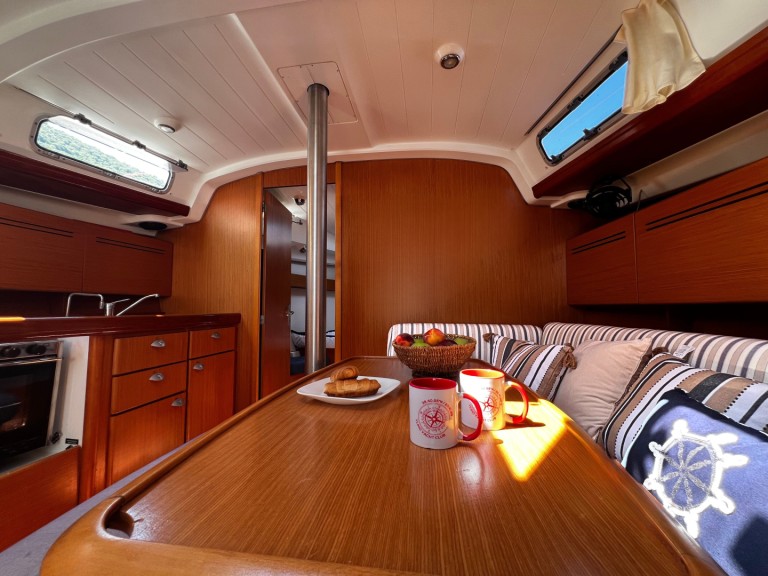 Sailboat for rent Vlycho at the best price