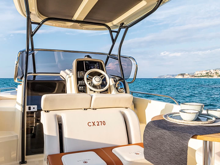 Yacht charter Marina de Palamós cheap Invictus 270 FX