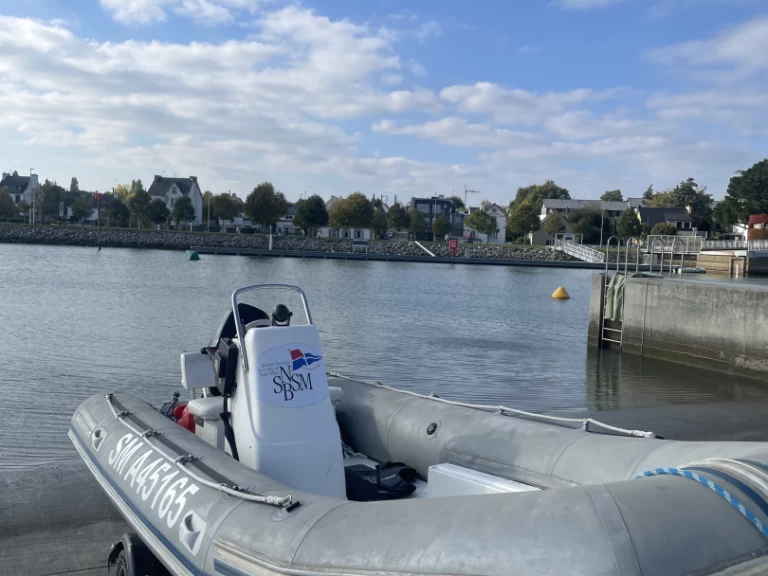 Boat rental Explorer 5.25 in Vannes on Samboat
