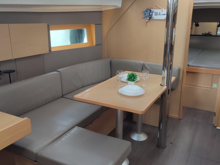 Yacht charter Lefkáda cheap Oceanis 38