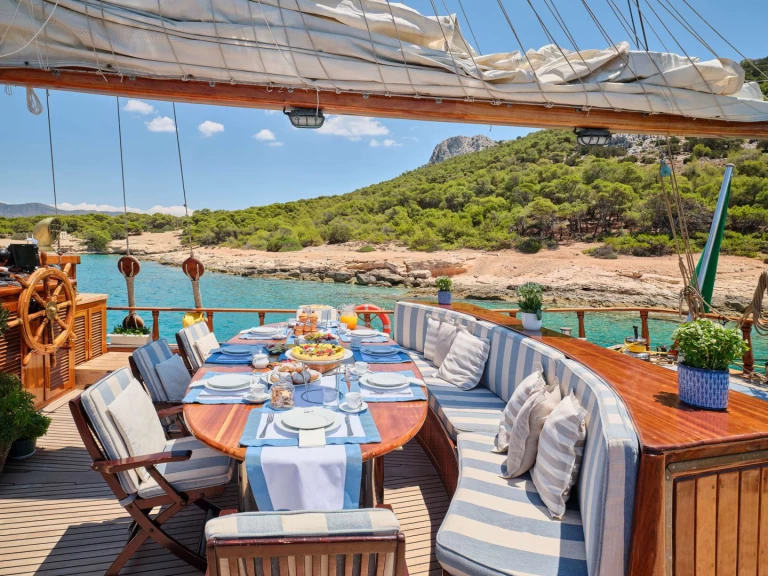 Luxury Yacht for rent Termoli at the best price