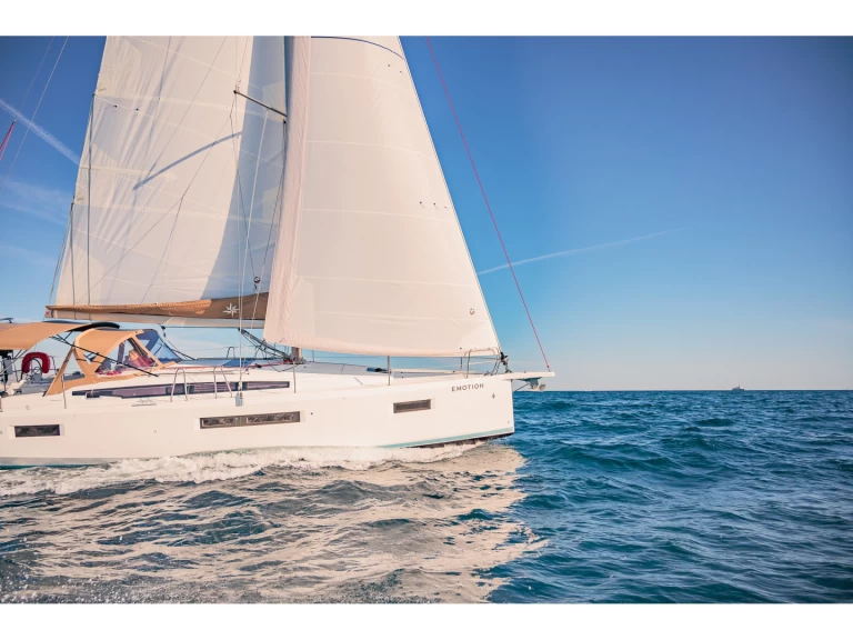 Sailboat rental with or without captain Jeanneau Lávrio