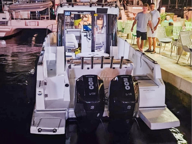 Bareboat Rental Motorboat Bénéteau with a boat licence