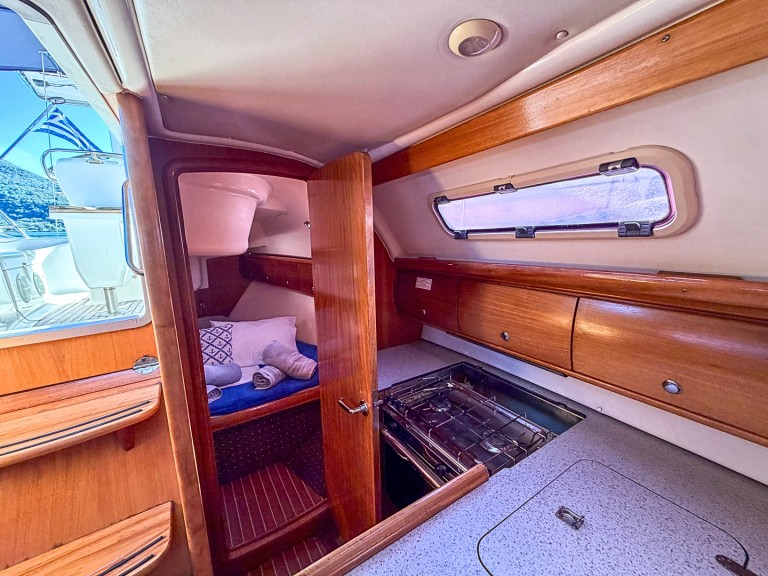 Rent a Bavaria Cruiser 32 Vlycho