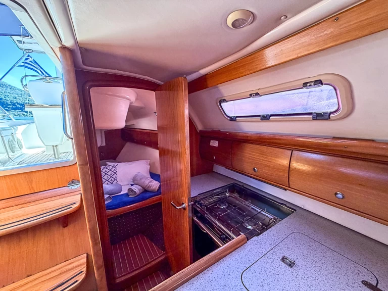 Rent a Bavaria Cruiser 32 Vlycho