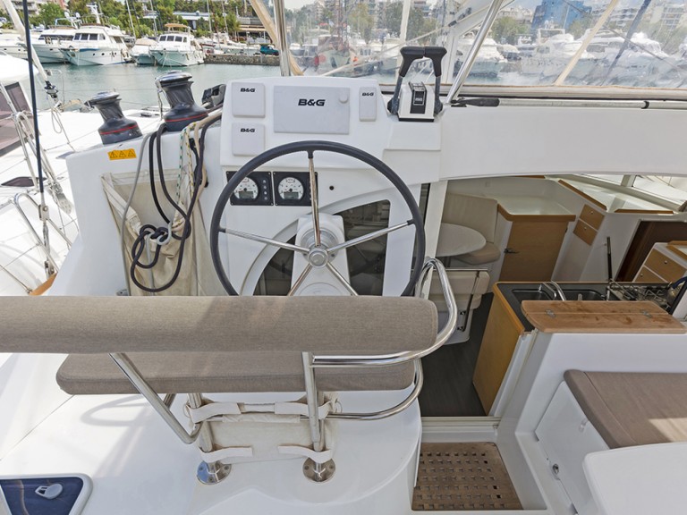 Boat rental Lagoon Lagoon 380 in Lávrio on Samboat