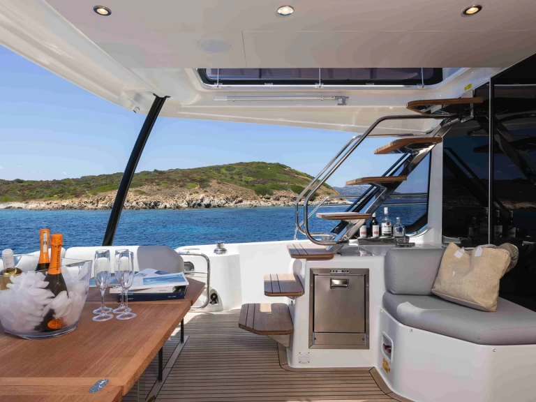 Yacht charter Cugnana Verde cheap Prestige M48