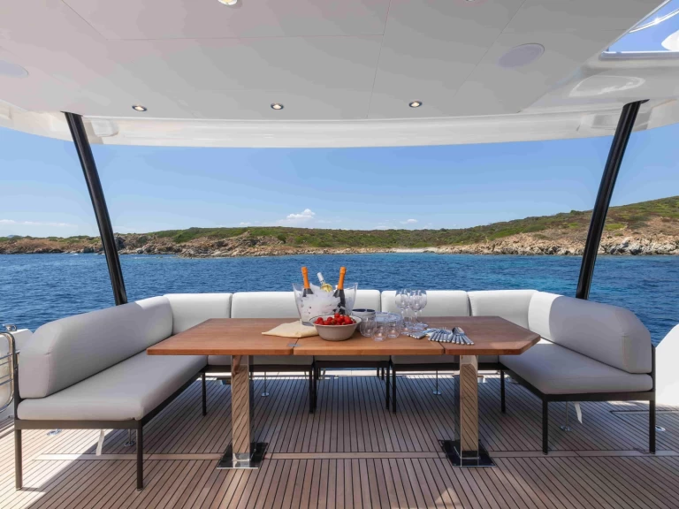 Bareboat Rental Motorboat Prestige with a boat licence