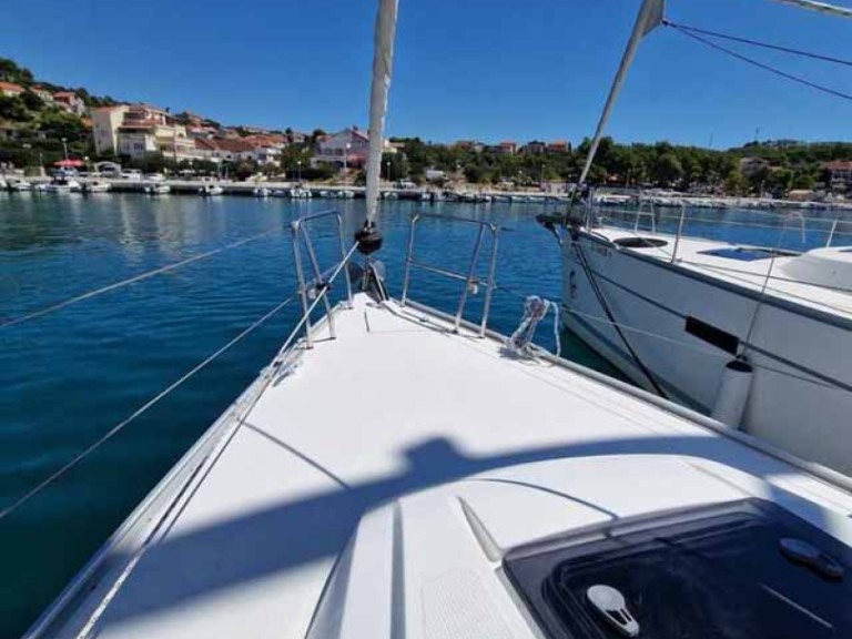 Yacht charter Pula cheap Cruiser 37