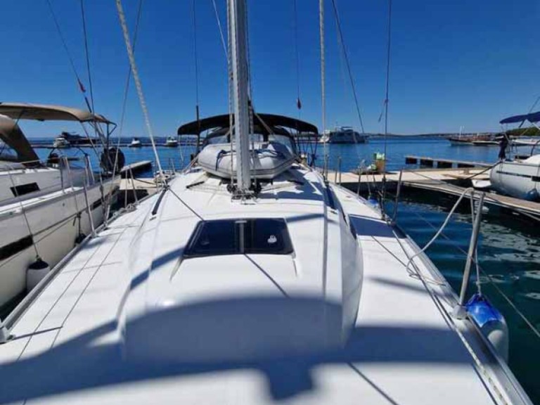 Sailboat rental in Pula - Bavaria Cruiser 37