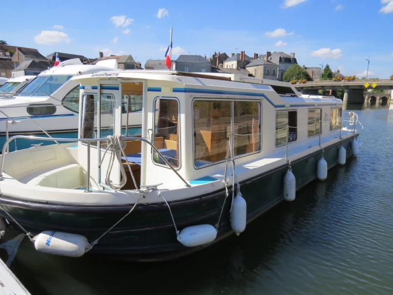 Boat rental Jeanneau Classic Family 4-8 p. in Sablé-sur-Sarthe on Samboat