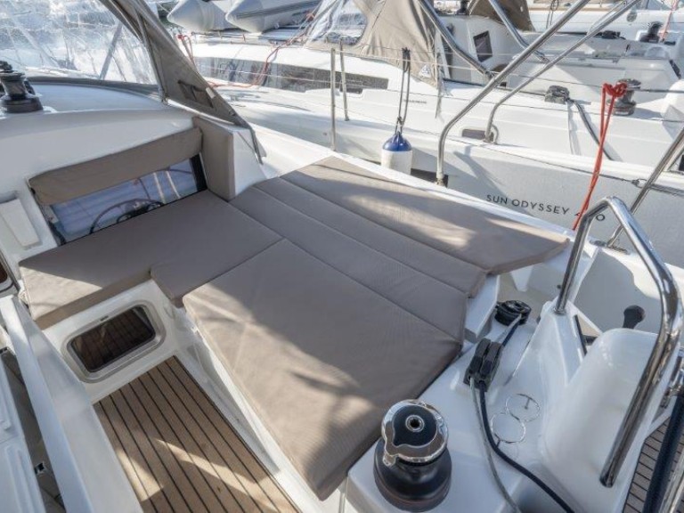 Rent a Jeanneau Sun Odyssey 440 Piso Livadi