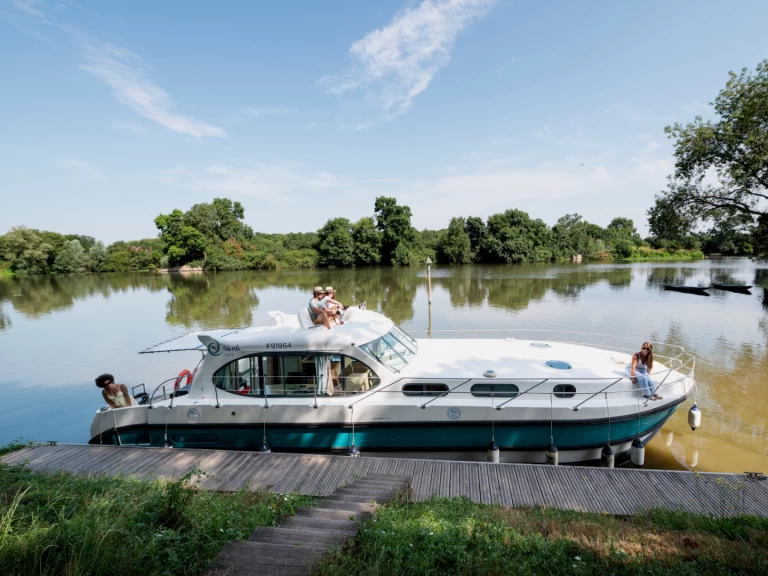 Houseboat rental with or without captain Nicols Yacht Grez-Neuville